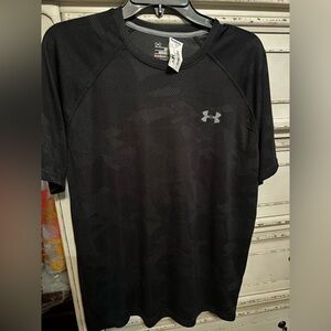 NWT Men’s underarmour cool temp shirt